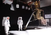 Leland Melvin und Chad Jenkins in Astronautenausr&uuml;stung im Studio Shotwell in San Francisco.