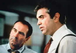 Der erfahrene Special Agent David Kujan (Chazz Palminteri, re.) und Sergeant Rabin (Dan Hedaya) verh&ouml;ren einen Kleinkriminellen, doch dabei machen sie eine unheimliche Entdeckung.