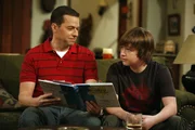 Da Jake (Angus T. Jones, r.) auf eine Party soll, wo ihn ein Mädchen vernaschen möchte, übernimmt Alan (Jon Cryer, l.) noch eine Aufklärungsstunde ... Da Jake (Angus T. Jones, r.) auf eine Party soll, wo ihn ein Mädchen vernaschen möchte, übernimmt Alan (Jon Cryer, l.) noch eine Aufklärungsstunde ...