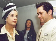 Sarah Marquardt (Alexa Maria Surholt, links) tobt vor Eifersucht und vergißt dabei in Gegenwart von Dr. Brentano (Thomas Koch) die Contenance. Sarah Marquardt (Alexa Maria Surholt, links) tobt vor Eifersucht und vergißt dabei in Gegenwart von Dr. Brentano (Thomas Koch) die Contenance.