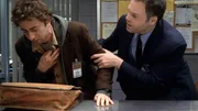 Gorens (Vincent D'Onofrio, r.) Hilfe kommt zu spät: Bayley (Daniel London) stirbt an einem Allergieschock. Gorens (Vincent D'Onofrio, r.) Hilfe kommt zu spät: Bayley (Daniel London) stirbt an einem Allergieschock.