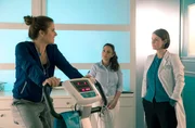 Verena Kehrmeier (Elisabeth Baulitz, li.) schwärmt Dr. Maria Weber (Annett Renneberg, re.) und Arzu Ritter (Arzu Bazman, mi.) vom Boxtrainer ihres Sohnes vor. Dieser ist allerdings kein anderer als Dr. Kai Hoffmann. Verena ahnt natürlich nicht, dass Maria und Kai mehr als nur Kollegen sind.