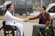 Dr. Ilay Demir (Tan Caglar) verabschiedet sich von Romy Ziehden (Julia E. Lenska). Doch ein Wiedersehen ist in Sicht. Die beiden verabreden sich in Ilay Rollstuhl-Sportverein.