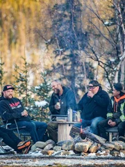 Die Crew von Rick Ness (l.) sa&szlig; bei der letzten Goldw&auml;gung um die Feuerstelle herum
