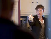 Kit (Tom Schilling) hält den tödlichen Virus in der Hand und bedroht seinen Vater.