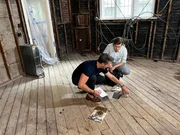 Kandidat Nate und Jeremiah beim Betrachten von Mustern in einem vorgestellten Raum Kandidat Nate und Jeremiah beim Betrachten von Mustern in einem vorgestellten Raum