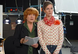 Die Produzentin Antonia Br&uuml;ckner (Hannelore Hoger, links) und die Autorin Juliane (Lisa Martinek) verfolgen gespannt die Inszenierung von Julianes Roman.