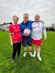 Dieter Bornemann (m.) lernt von Elke Hauswirth und Andreas Eidler auf was es beim Geh-Fußball ankommt.