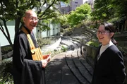 Der berühmte Gartenarchitekt und Zen-Priester Shunmyo Masuno mit einer Mitarbeiterin in einem von ihm gestalteten Garten