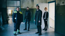 Besuchen das M&auml;dchenheim und machen eine grausige Entdeckung: Von links:  Der Hausmeister (Nicolas Bro), Assad (Fares Fares), Carl M&oslash;rck (Nikolaj Lie Kaas) und Rose (Johanne Louise Schmidt).