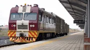 Eine seltene Zugkomposition. Ein Arbeitszug wartet am Bahnsteig in Athi River in der N&auml;he von Nairobi.