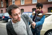 Taxifahrer Reza (Orhan Müstak, r.) versucht, Alex (Max Hegewald, l.) aufzuhalten. Wegen ihm musste er ausweichen und hat einen Unfall verursacht.