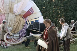 Prinz Frederiks (Moritz Schulze) und des Professors (Franz-Joseph Dieken) Versuch, mit einem Fesselballon die undurchdringliche Dornenhecke, die das Schloss umgibt, zu &uuml;berfliegen, ist kl&auml;glich gescheitert.