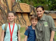 Susanne Mertens (Elisabeth Lanz, rechts), ihr Sohn Jonas (Ludwig Zimmeck, Mitte) und dessen Freundin Rebecca (Elisabeth B&ouml;hm) freuen sich dar&uuml;ber, dass das kambodschanische M&auml;dchen aus dem Rollstuhl aufgestanden ist.