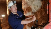 Rory Cheal beim Betrieb des Superdigger, Lightning Ridge, NSW. Rory Cheal beim Betrieb des Superdigger, Lightning Ridge, NSW.