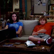 Chelseas (Jennifer Bini Taylor) und Jake (Angus T. Jones) Chelseas (Jennifer Bini Taylor) und Jake (Angus T. Jones)
