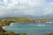 Martinique, die zentrale Insel der Antillen, hat sonnige Strände, Tropenwälder und Gärten voll üppiger Blumenpracht zu bieten.