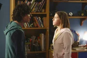 Axl (Charlie McDermott, l.); Sue (Eden Sher, r.)