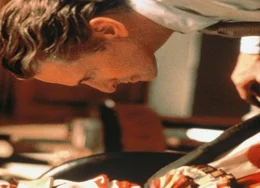 Steht vor dem ersten R&auml;tsel: Michael Douglas als Nicholas Van Orton mit der Harlekinpuppe