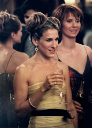 Carrie Bradshaw (Sarah Jessica Parker, l.); Miranda Hobbes (Cynthia Nixon, r.) Carrie Bradshaw (Sarah Jessica Parker, l.); Miranda Hobbes (Cynthia Nixon, r.)