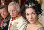 "Geliebter Johann Geliebte Anna", Eine Liebesgeschichte die Legende wurde: Erzherzog Johann, der Bruder des regierenden Habsburgermonarchen und Anna Plochl, das lebenslustige M&auml;dchen aus dem Volk. Als der Kaiser die bereits erteilte Heiratserlaubnis f&uuml;r ung&uuml;ltig erkl&auml;rt, holt Johann seine "Hausfrau" auf seine L&auml;ndereien und in sein Unternehmen, um der ganzen Welt vor Augen zu f&uuml;hren, wie ungerecht und unbarmherzig der Kaiser ist. Gleichzeitig engagiert er sich politisch f&uuml;r sein Land, die Steiermark. Es sind die langen Trennungen, die dem Liebespaar fast zum Verh&auml;ngnis werden. Erst als Johann seinem kaiserlichen Bruder ein Ultimatum stellt und Metternich die Zeichen der Zeit f&uuml;r die Heirat mit einer B&uuml;rgerlichen f&uuml;r g&uuml;nstig erachtet, d&uuml;rfen sich Anna und Johann heimlich, zu n&auml;chtlicher Stunde, das Jawort geben.Im Bild (v.li.): Roland Koch (Metternich), Franz Morak (Kaiser Franz), Julia Stemberger (Kaiserin Caroline Auguste).  SENDUNG: ORF2 - FR - 01.01.2021 - 15:10 UHR. - Veroeffentlichung fuer Pressezwecke honorarfrei ausschliesslich im Zusammenhang mit oben genannter Sendung oder Veranstaltung des ORF bei Urhebernennung.