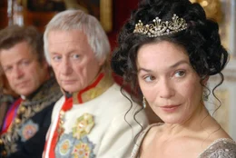 "Geliebter Johann Geliebte Anna", Eine Liebesgeschichte die Legende wurde: Erzherzog Johann, der Bruder des regierenden Habsburgermonarchen und Anna Plochl, das lebenslustige M&auml;dchen aus dem Volk. Als der Kaiser die bereits erteilte Heiratserlaubnis f&uuml;r ung&uuml;ltig erkl&auml;rt, holt Johann seine "Hausfrau" auf seine L&auml;ndereien und in sein Unternehmen, um der ganzen Welt vor Augen zu f&uuml;hren, wie ungerecht und unbarmherzig der Kaiser ist. Gleichzeitig engagiert er sich politisch f&uuml;r sein Land, die Steiermark. Es sind die langen Trennungen, die dem Liebespaar fast zum Verh&auml;ngnis werden. Erst als Johann seinem kaiserlichen Bruder ein Ultimatum stellt und Metternich die Zeichen der Zeit f&uuml;r die Heirat mit einer B&uuml;rgerlichen f&uuml;r g&uuml;nstig erachtet, d&uuml;rfen sich Anna und Johann heimlich, zu n&auml;chtlicher Stunde, das Jawort geben.Im Bild (v.li.): Roland Koch (Metternich), Franz Morak (Kaiser Franz), Julia Stemberger (Kaiserin Caroline Auguste).  SENDUNG: ORF2 - FR - 01.01.2021 - 15:10 UHR. - Veroeffentlichung fuer Pressezwecke honorarfrei ausschliesslich im Zusammenhang mit oben genannter Sendung oder Veranstaltung des ORF bei Urhebernennung.