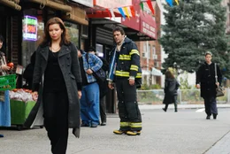 Dr. Emma Lloyd ist in New Yorks Radiolandschaft die Fachfrau f&uuml;r Liebesangelegenheiten und ber&auml;t ihre Anruferinnen in romantischen Fragen aller Art. So auch Sofia (Justina Machado, l.), die nach einem Anruf beim "Love Doctor" beschlie&szlig;t, ihre Verlobung zu Feuerwehrmann Patrick (Jeffrey Dean Morgan, M.) zu l&ouml;sen und ihn damit in ziemliche Verzweiflung st&uuml;rzt ...