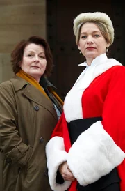 L-R: Vera Stanhope (Brenda Blethyn, li.) und Patricia Carmichael (Kerry Fox)