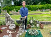 Urne oder Sarg? Traueranzeige oder keine? Wenn ein geliebter Mensch verstirbt, kommen auf die Angehörigen viele Entscheidungen zu. Daniel Aßmann findet in „Ausgerechnet – Bestattung“ heraus, was eine Bestattung kosten soll und welche Art der Bestattung er wählen würde. Urne oder Sarg? Traueranzeige oder keine? Wenn ein geliebter Mensch verstirbt, kommen auf die Angehörigen viele Entscheidungen zu. Daniel Aßmann findet in „Ausgerechnet – Bestattung“ heraus, was eine Bestattung kosten soll und welche Art der Bestattung er wählen würde.