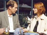 MDR Fernsehen IN ALLER FREUNDSCHAFT FOLGE 191, "Bekenntnisse". Pia (Hendrikje Fitz) plagen an den schweren Verletzungen einer Patientin Schuldgefühle und sucht beim Interimschefarzt Dr. Meyerhoff (Michael Lesch) Verständnis und Trost. MDR Fernsehen IN ALLER FREUNDSCHAFT FOLGE 191, "Bekenntnisse". Pia (Hendrikje Fitz) plagen an den schweren Verletzungen einer Patientin Schuldgefühle und sucht beim Interimschefarzt Dr. Meyerhoff (Michael Lesch) Verständnis und Trost.