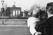 Blick vom Ostsektor auf die Straßensperren vor dem Brandenburger Tor im Oktober 1961.