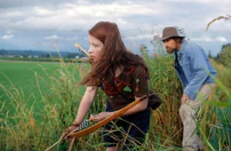 Ben bringt seiner Tochter Kielyr das Jagen bei. (v.l.n.r. Samantha Isler, Viggo Mortensen)