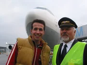 Willi und ein Flugkapitän am Flughafen München. In einer kleinen Cessna darf er mit dem Piloten Max für ein paar Runden in die Luft gehen.