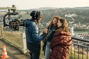 Von links: Kameramann Michael Schreitel, Nadja Sabersky (Rolle: Mia Bader) und Marie Leuenberger (Rolle: Frederike Bader) bei den Dreharbeiten zu "Ein Krimi aus Passau". Von links: Kameramann Michael Schreitel, Nadja Sabersky (Rolle: Mia Bader) und Marie Leuenberger (Rolle: Frederike Bader) bei den Dreharbeiten zu "Ein Krimi aus Passau".