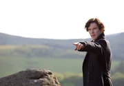 Sherlock Holmes (Benedict Cumberbatch) inspiziert den Ort, an dem der mysteriöse Hund von Baskerville zugeschlagen haben soll.