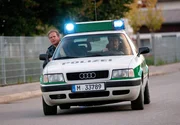 Hubert (Christian Tramitz, links) und Staller (Helmfried von Lüttichau) verfolgen den geflohenen Kranführer Mick Wiesinger mit dem Streifenwagen. Hubert (Christian Tramitz, links) und Staller (Helmfried von Lüttichau) verfolgen den geflohenen Kranführer Mick Wiesinger mit dem Streifenwagen.