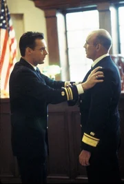 Harmon Rabb Jr. (David James Elliott) und Sarah „Mac“ MacKenzie (Catherine Bell) sind Anwälte beim Judge Advocate General’s Corps der US Navy. Als Militärjuristen behandeln die beiden Fälle, die für die US-amerikanische Marine von Belangen sind. Dabei kommt es vor, dass sie sich auch mal einander auf unterschiedlichen Seiten gegenüberstehen. Im Laufe der Zeit nähern sich Harm und Mac auch privat an, doch einer Beziehung werden viele Steine in den Weg gelegt. An ihrer Seite arbeitet Bud Roberts (Patrick Labyorteux), der sich vor allem durch Loyalität gegenüber seinen Vorgesetzten auszeichnet. Admiral A.J. Chegwidden (John M. Jackson) erwartet eine solche auch von seinen Untergebenen, zeichnet sich seinerseits aber auch durch hohe Integrität aus.