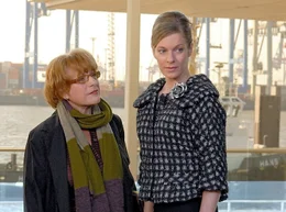 ARD DIE Z&Uuml;RCHER VERLOBUNG - DREHBUCH ZUR LIEBE, Deutschland 2007, Regie Stephan Meyer, am Montag (07.01.13) um 09:05 Uhr im Ersten. Die bekannte Produzentin Antonia Br&uuml;ckner (Hannelore Hoger, li.) hat die Filmrechte f&uuml;r Julianes (Lisa Martinek) Liebesroman erworben.