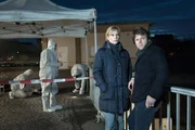 Ina Zimmermann (Melanie Marschke, l.) und Tom Kowalski (Steffen Schroeder, r.) ermitteln wegen eines Steinewerfers, der einen schrecklichen Unfall mit einem Todesopfer verursacht hat.