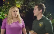 Fat Amy (Rebel Wilson) wei&szlig; nicht, wie sie auf Bumpers (Adam Devine) Ann&auml;herungsversuche reagieren soll.