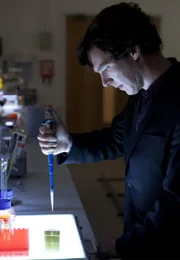 ARD SHERLOCK - DER REICHENBACHFALL (Sherlock - The Reichenbach Fall), Großbritannien, Regie Toby Haynes, im Labor begibt sich Holmes (Benedict Cumberbatch) sich auf die Suche nach Hinweisen, die ihn auf die Spur Moriartys führen könnten. ARD SHERLOCK - DER REICHENBACHFALL (Sherlock - The Reichenbach Fall), Großbritannien, Regie Toby Haynes, im Labor begibt sich Holmes (Benedict Cumberbatch) sich auf die Suche nach Hinweisen, die ihn auf die Spur Moriartys führen könnten.