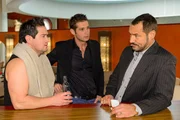 Marian (Sam Eisenstein, l.) und Deniz (Igor Dolgatschew, M.) erfahren von Richard (Silvan-Pierre Leirich), dass Can noch keinen Cent ihrer Schulden zurückgezahlt hat. Marian (Sam Eisenstein, l.) und Deniz (Igor Dolgatschew, M.) erfahren von Richard (Silvan-Pierre Leirich), dass Can noch keinen Cent ihrer Schulden zurückgezahlt hat.
