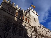Blick von außen auf den Turm der Seidenbörse. Wie bei einer Festung wurden der Turm und die Mauern Zinnen bewehrt. Rechterhand des Turmes befindet sich die Consulat del mar. In dieser prächtigen Halle wurde der Seehandel geregelt.