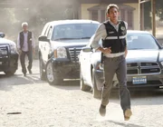 "CSI: Vegas", "Im Sog der Gewalt." Ein vermeintlicher Mord am Mount Stirling entpuppt sich vor Ort als Fehlalarm. Das Opfer erlangt nicht nur sein Bewusstsein zurück, es erweist sich auch als transportfähig. Mit einem Rettungshubschrauber soll der Mann ins Krankenhaus geflogen werden. Morgan leistet dem Hubschrauberpiloten Gesellschaft, weil sie schnell in die Stadt zurückkommen will. Sie ahnt nicht, dass es sich bei dem Schwerverletzten um einen Mörder auf der Flucht handelt, der nichts mehr zu verlieren hat.Im Bild (v.li.): Ted Danson (D.B. Russell), Eric Szmanda (Greg Sanders). "CSI: Vegas", "Im Sog der Gewalt." Ein vermeintlicher Mord am Mount Stirling entpuppt sich vor Ort als Fehlalarm. Das Opfer erlangt nicht nur sein Bewusstsein zurück, es erweist sich auch als transportfähig. Mit einem Rettungshubschrauber soll der Mann ins Krankenhaus geflogen werden. Morgan leistet dem Hubschrauberpiloten Gesellschaft, weil sie schnell in die Stadt zurückkommen will. Sie ahnt nicht, dass es sich bei dem Schwerverletzten um einen Mörder auf der Flucht handelt, der nichts mehr zu verlieren hat.Im Bild (v.li.): Ted Danson (D.B. Russell), Eric Szmanda (Greg Sanders).