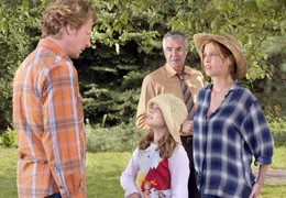 Anna (Ursula Buschhorn, re.) erkl&auml;rt Nick (Michael von Au, li.) und seiner Tochter Isabelle (Luisa Neuh&auml;user), dass sie etwas mit ihrem Mann Rolf (Michael Greiling) zu besprechen hat.; ARD Degeto DER SEE DER TR&Auml;UME, am Sonntag (06.10.24) um 14:03 Uhr im ERSTEN. Anna (Ursula Buschhorn, re.) erkl&auml;rt Nick (Michael von Au, li.) und seiner Tochter Isabelle (Luisa Neuh&auml;user), dass sie etwas mit ihrem Mann Rolf (Michael Greiling) zu besprechen hat. &copy; ARD Degeto/Reiner Bajo, honorarfrei - Verwendung gem&auml;&szlig; der AGB im engen inhaltlichen, redaktionellen Zusammenhang mit genannter Degeto-Sendung und bei Nennung "Bild: ARD Degeto/Reiner Bajo" (S2). ARD Degeto/Programmplanung und Presse, Tel: 069/1509-335, degeto-presse@degeto.de