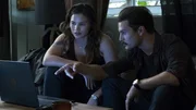 Karen Beach (Katrina Law, l.), Foster (Michael Malarkey, r.)