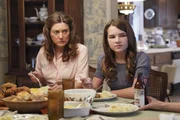 Mary Cooper (Zoe Perry, l.); Missy Cooper (Reagan Revord, r.)
