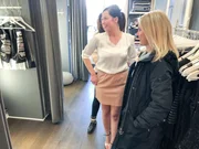 Kandidatin Irina mit Shoppingbegleitung Jessica.