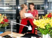 Die Journalistin Beate (Anja Kling, re.) und ihre Kollegin Maria (Cecilia Kunz) recherchieren einen interessanten Fall. Die Journalistin Beate (Anja Kling, re.) und ihre Kollegin Maria (Cecilia Kunz) recherchieren einen interessanten Fall.