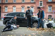 Melanie (Sanna Englund, l.), Mattes (Matthias Schloo, 2.v.r.) und Reza (Orhan Müstak, r.) wundern sich: Melanie hat den Unfallverursacher (Max Hegewald) gefunden, dem es offensichtlich nicht gut geht, doch er möchte nicht, dass der Notarzt gerufen wird.